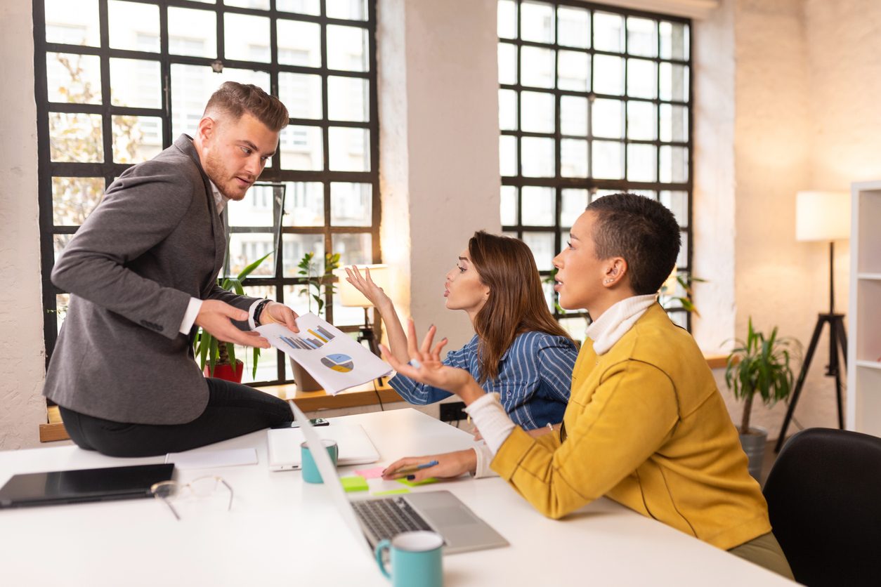 iStock/ كيف أتعامل مع الزملاء الوصوليين في العمل؟