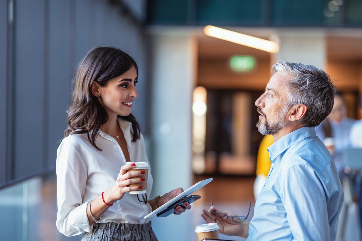 iStock/ يملك الأشخاص الوصوليون القدرة على الاستحواذ على أفكار الآخرين ونسبتها لأنفسهم؛ حيث إنهم لا يتوانون عن عرض فكرةٍ كنتَ قد قدمتَها سابقاً خلال اجتماع عمل.