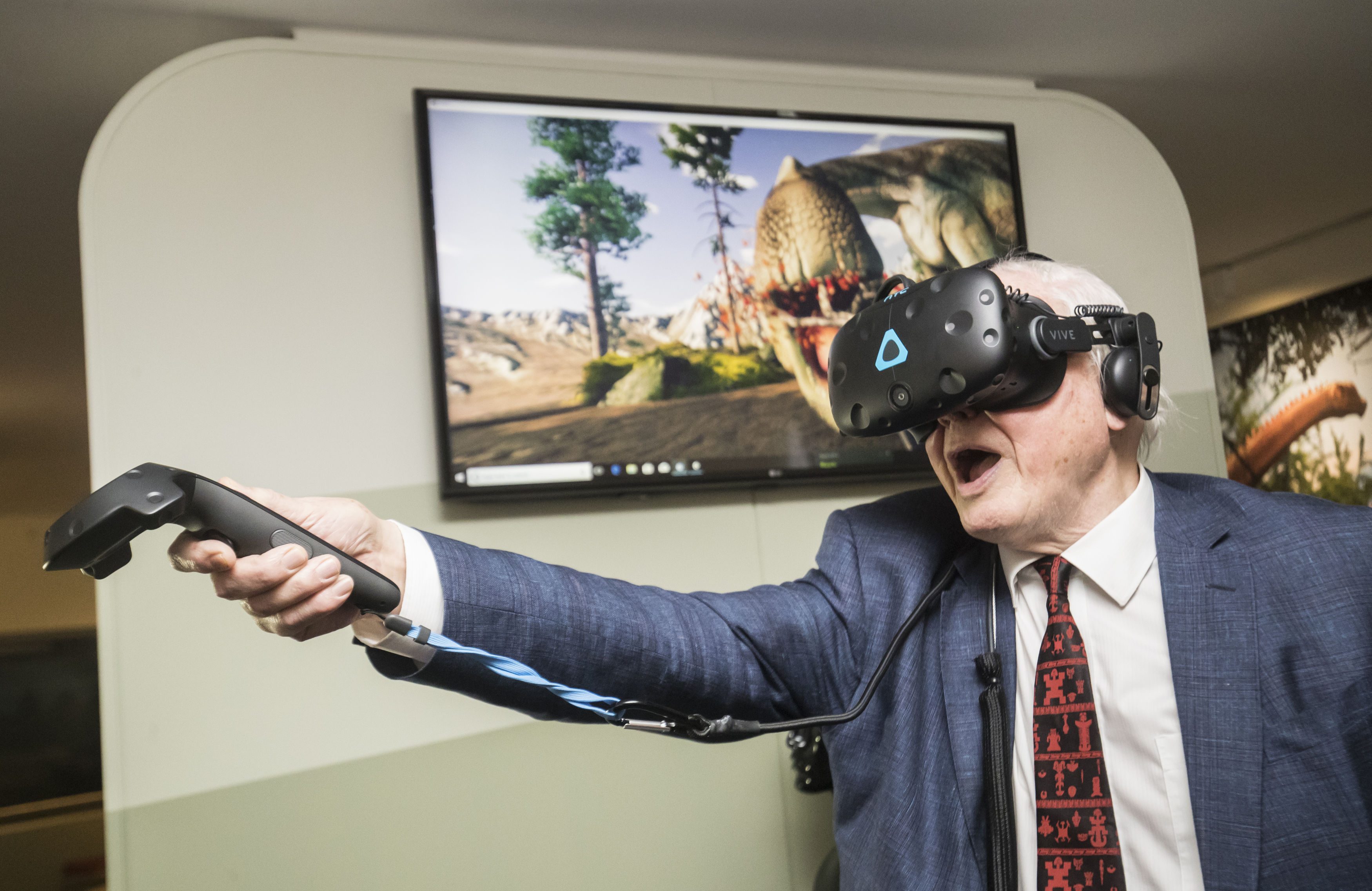 إذا كنت تخشى على خصوصيتك من فيسبوك وتويتر.. فهذا ما تعرفه نظارات VR عنك! شيءٌ مخيف
