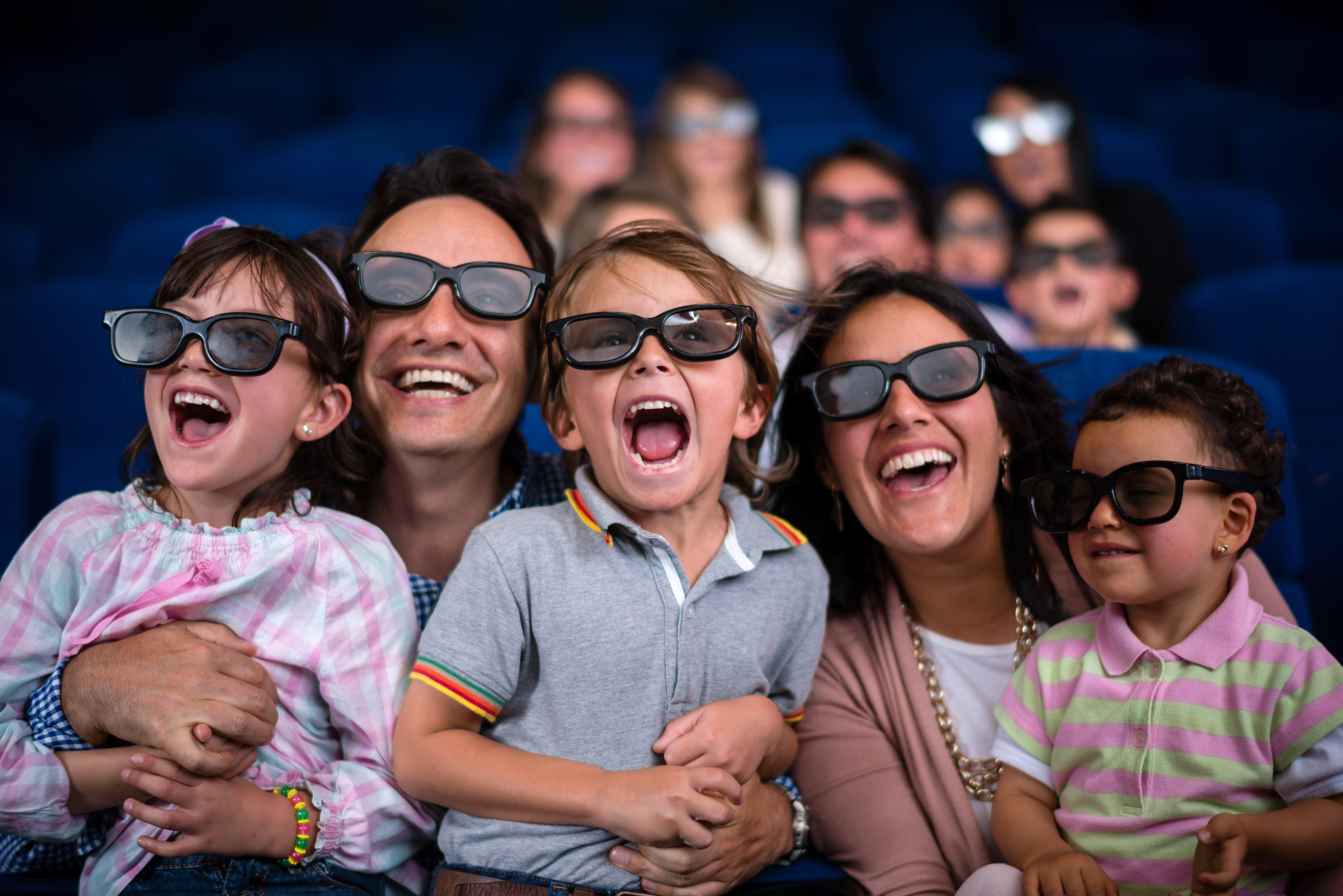 مقعدك يهتز والعاصفة تضربك بقوّة والصواعق تضيء المكان.. أهلا في قاعات 4DX السينمائية