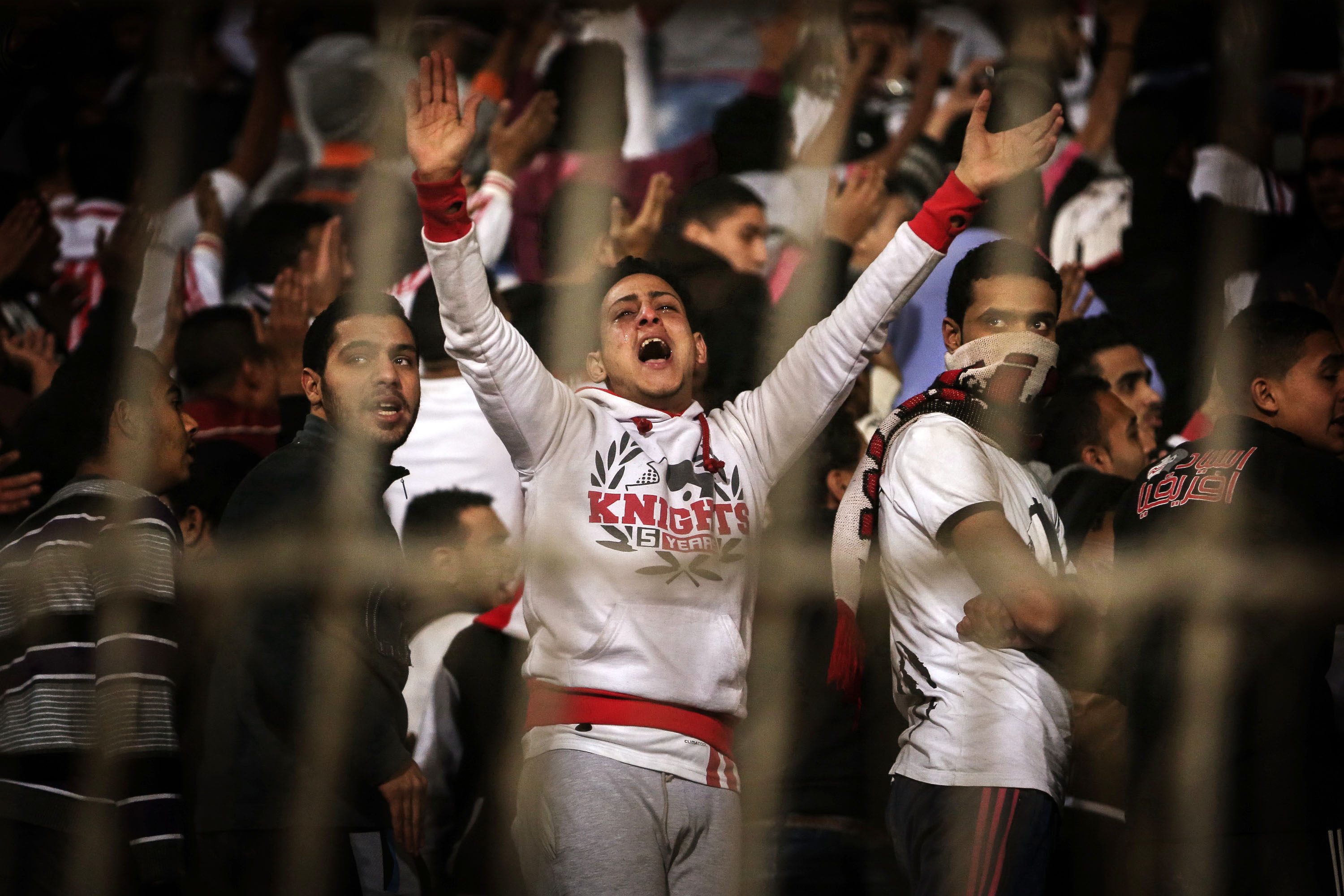 أولتراس الزمالك يلتحق بالأهلاوي ويقرر حل الرابطة.. انقسام داخلي بين من يعتبر القرار لمصلحة المعتقلين ومن يراه انبطاحاً للنظام
