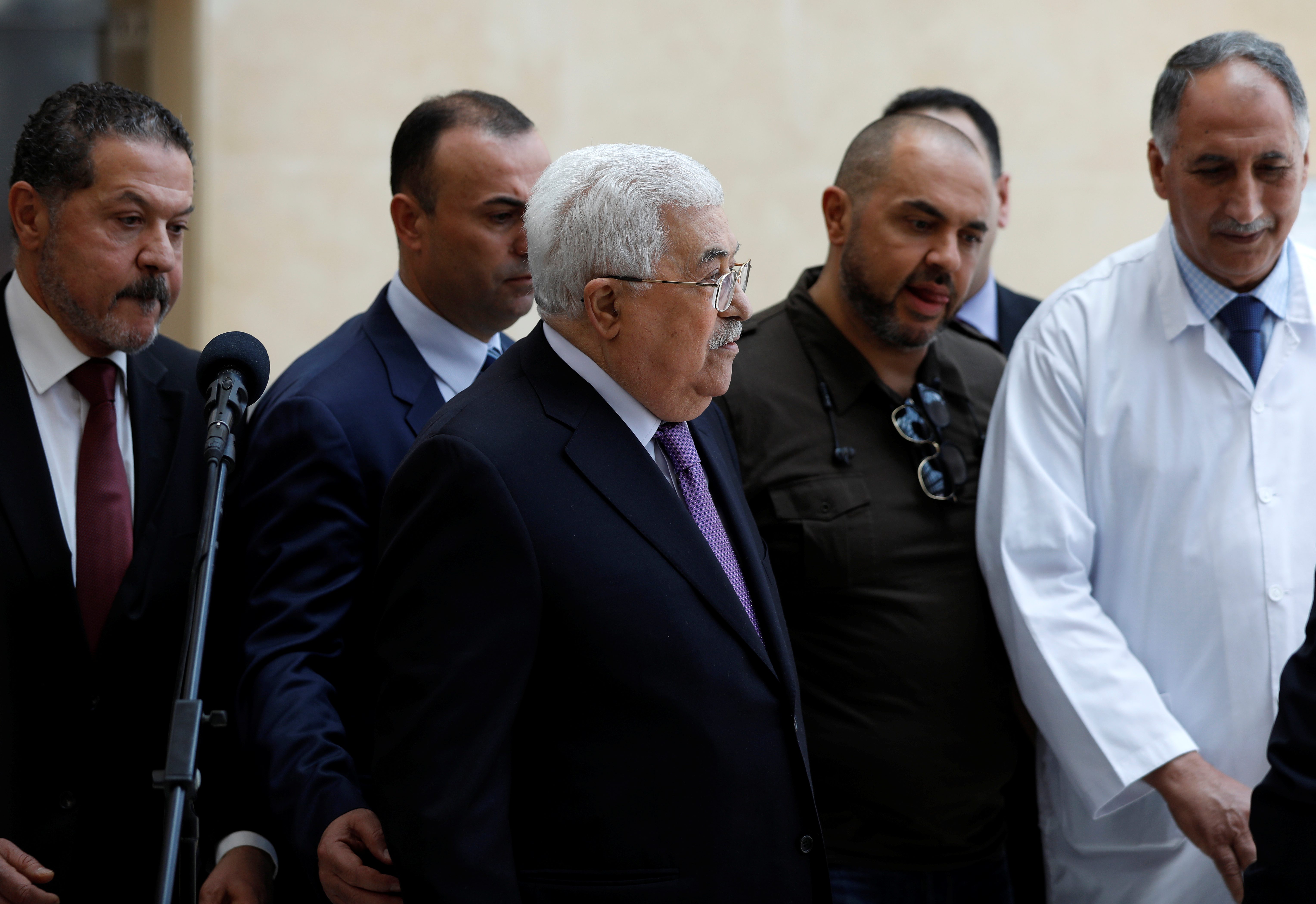“عائد للعمل الثلاثاء”.. أخيراً أبو مازن يغادر المستشفى على قدميه بعد تأجيل خروجه عدة مرات
