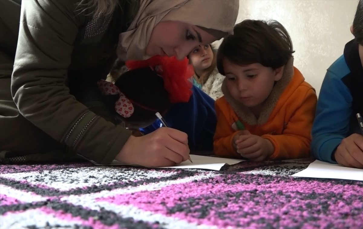 بعثت رسالة للسجينات السابقات: لا تختبئن.. سورية عانت ويلات الاعتقال تغدق بحنانها على الأطفال