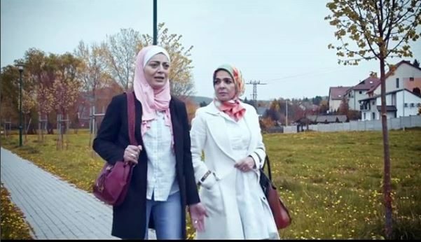 مسلسل مصري يصور مشهداً لإظهار التعصب ضد المسلمين، وإذا بمواطن يهاجمهم لارتداء الممثلات الحجاب