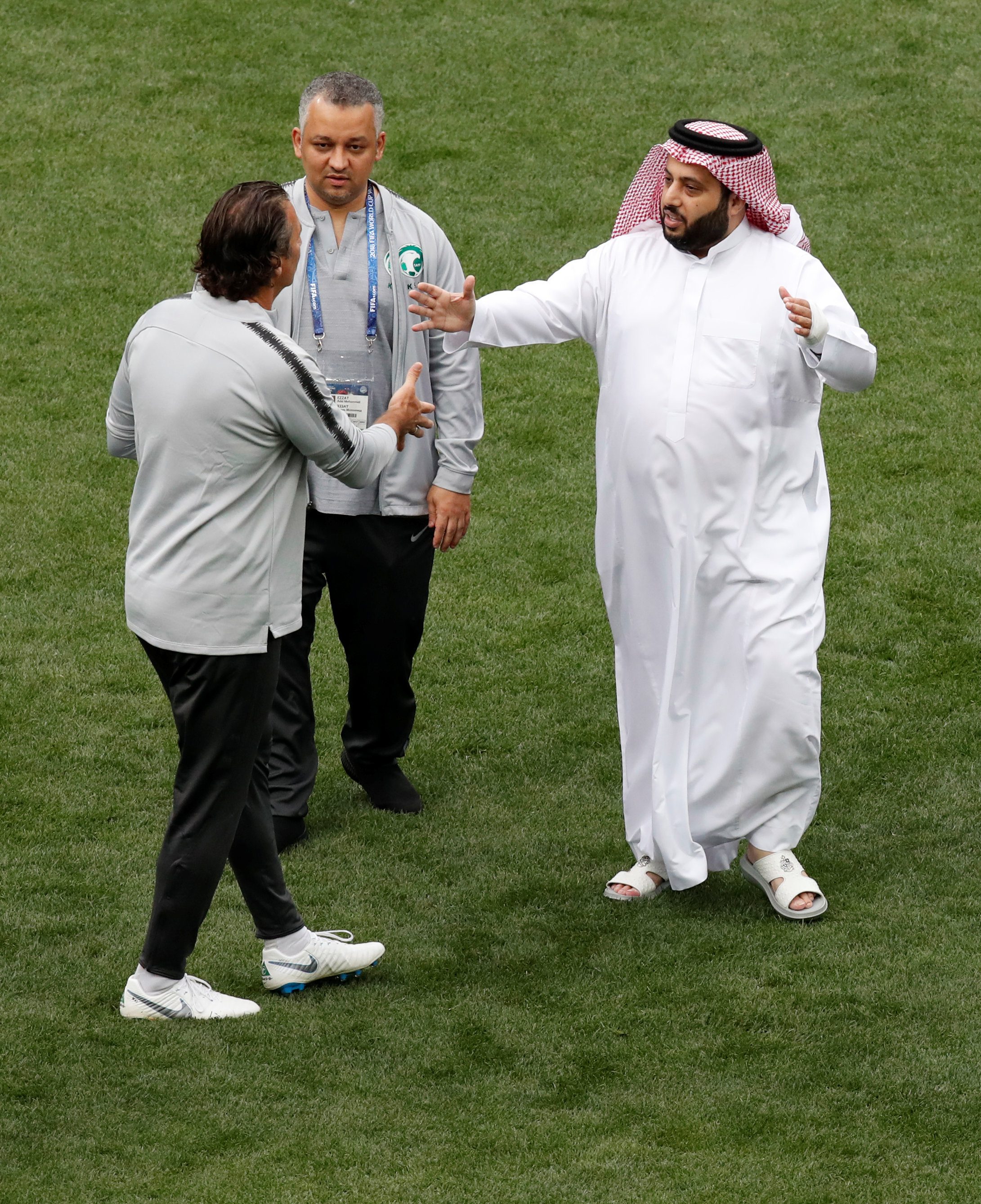 خاص: تركي آل الشيخ “يدرّب” المنتخب السعودي.. وبيتزي يشتكي “العشوائية والتدخلات”