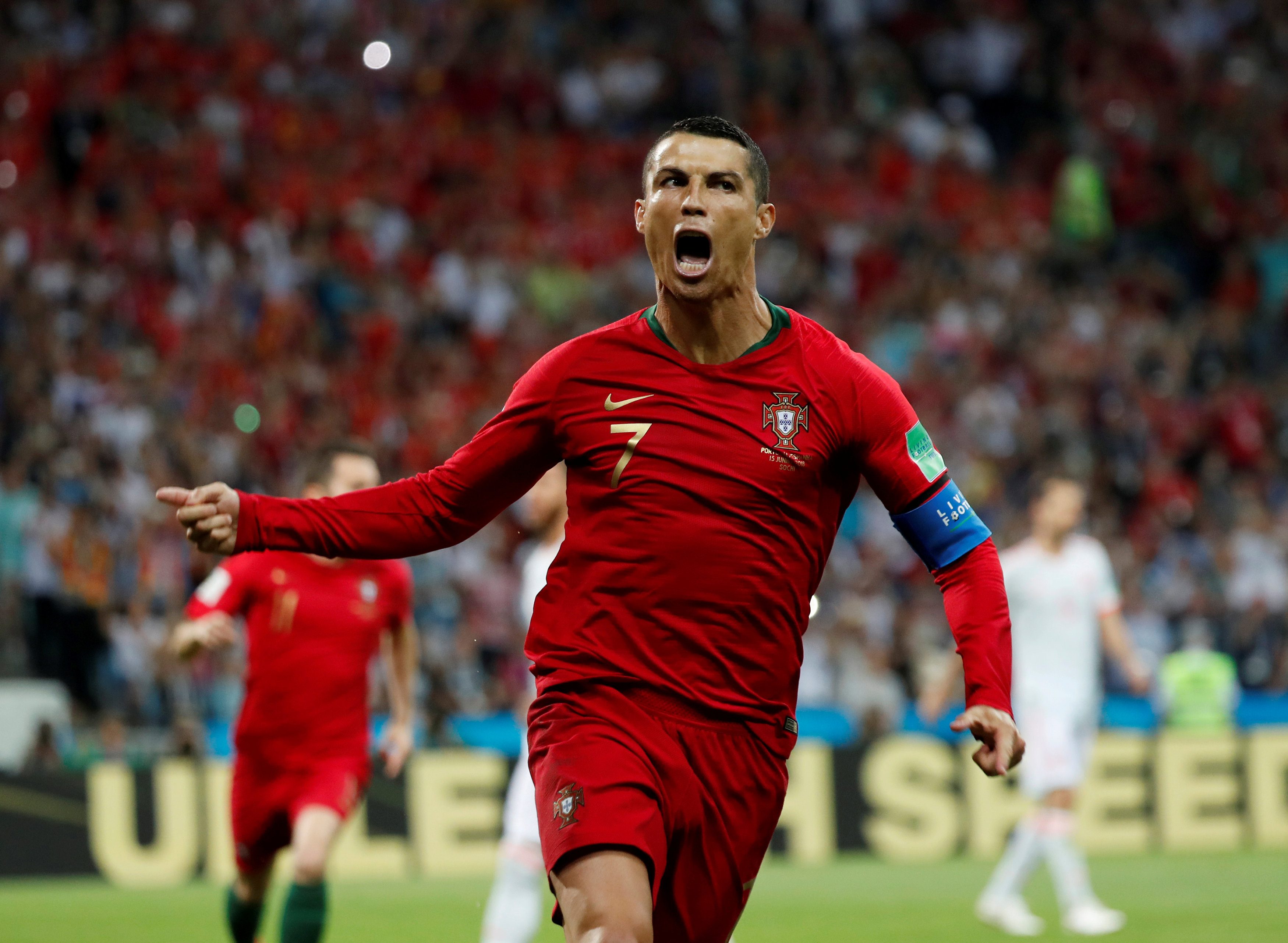 بالمنطق، وبعيداً عن المبالغة.. لماذا يستحق رونالدو أن يكون أفضل لاعب في العالم؟