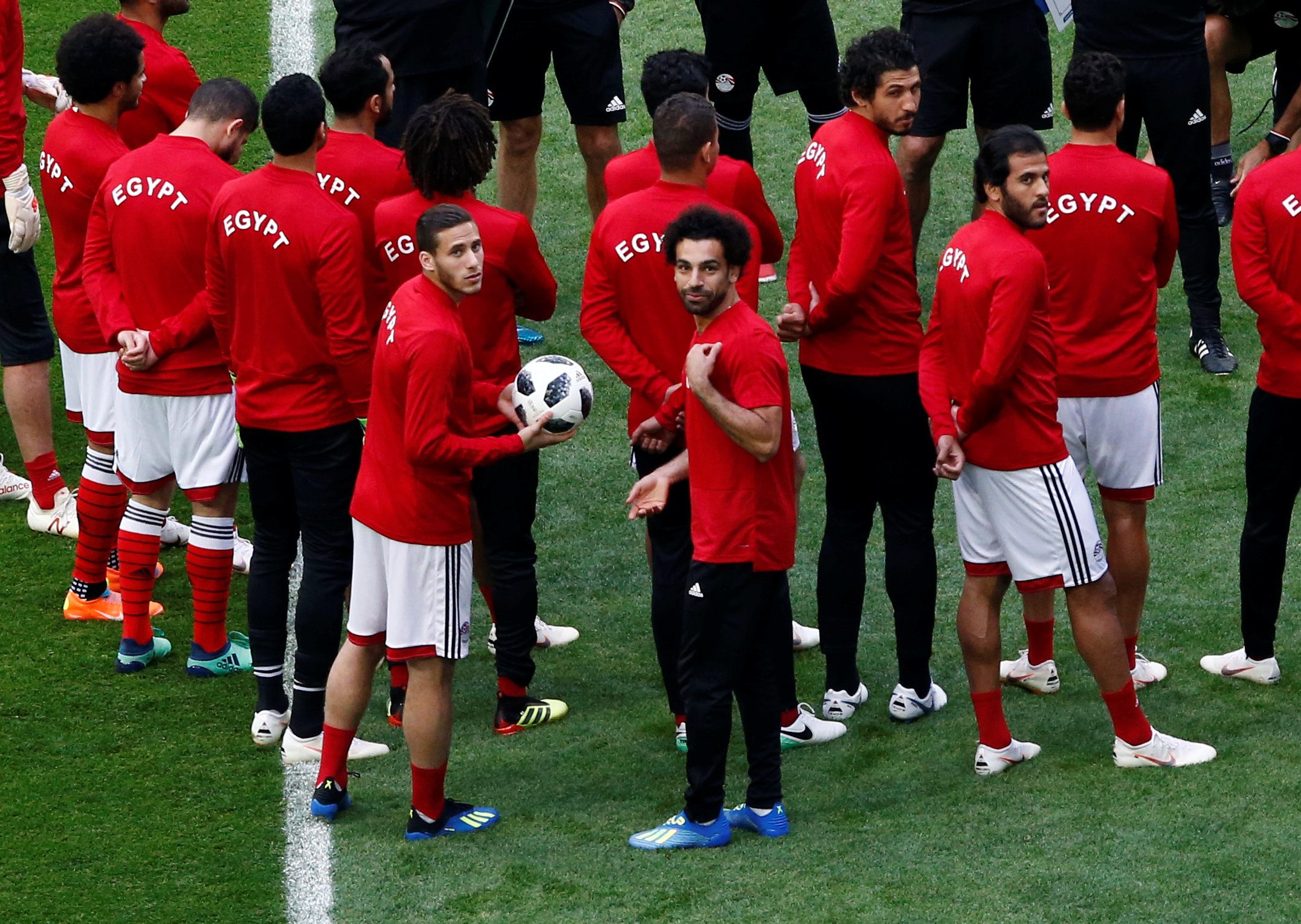 مصر مدعومة بصلاح تسعى للفوز على روسيا وإحياء آمالها في بلوغ الدور الثاني