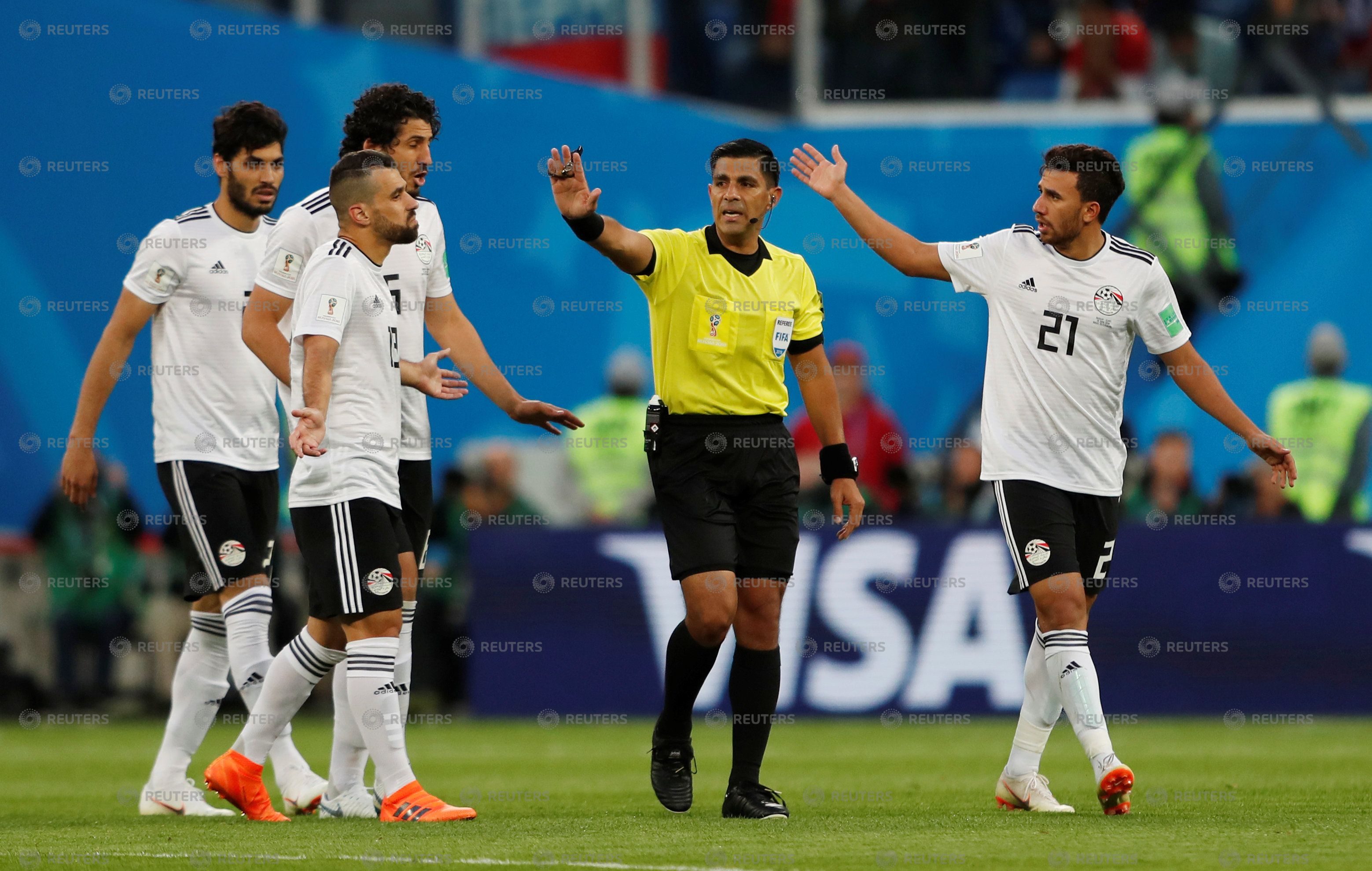 “دفعنا وسافرنا لنشجعكم، فحيّونا على الأقل! مشجعون مصريون يوجِّهون عتاباً لمنتخب بلادهم