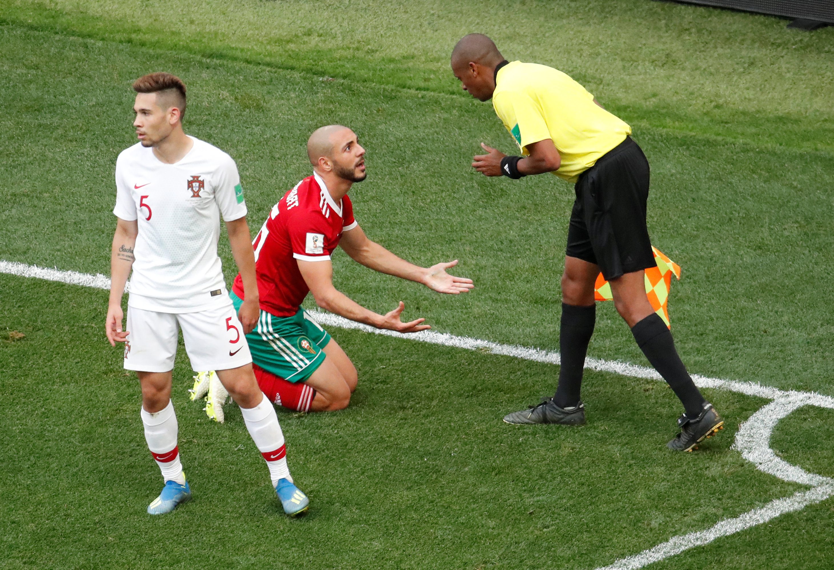 لاعبٌ مغربي يفتح النار على حكم مباراة “أسود الأطلس” والبرتغال: طلب قميص رونالدو للذكرى!