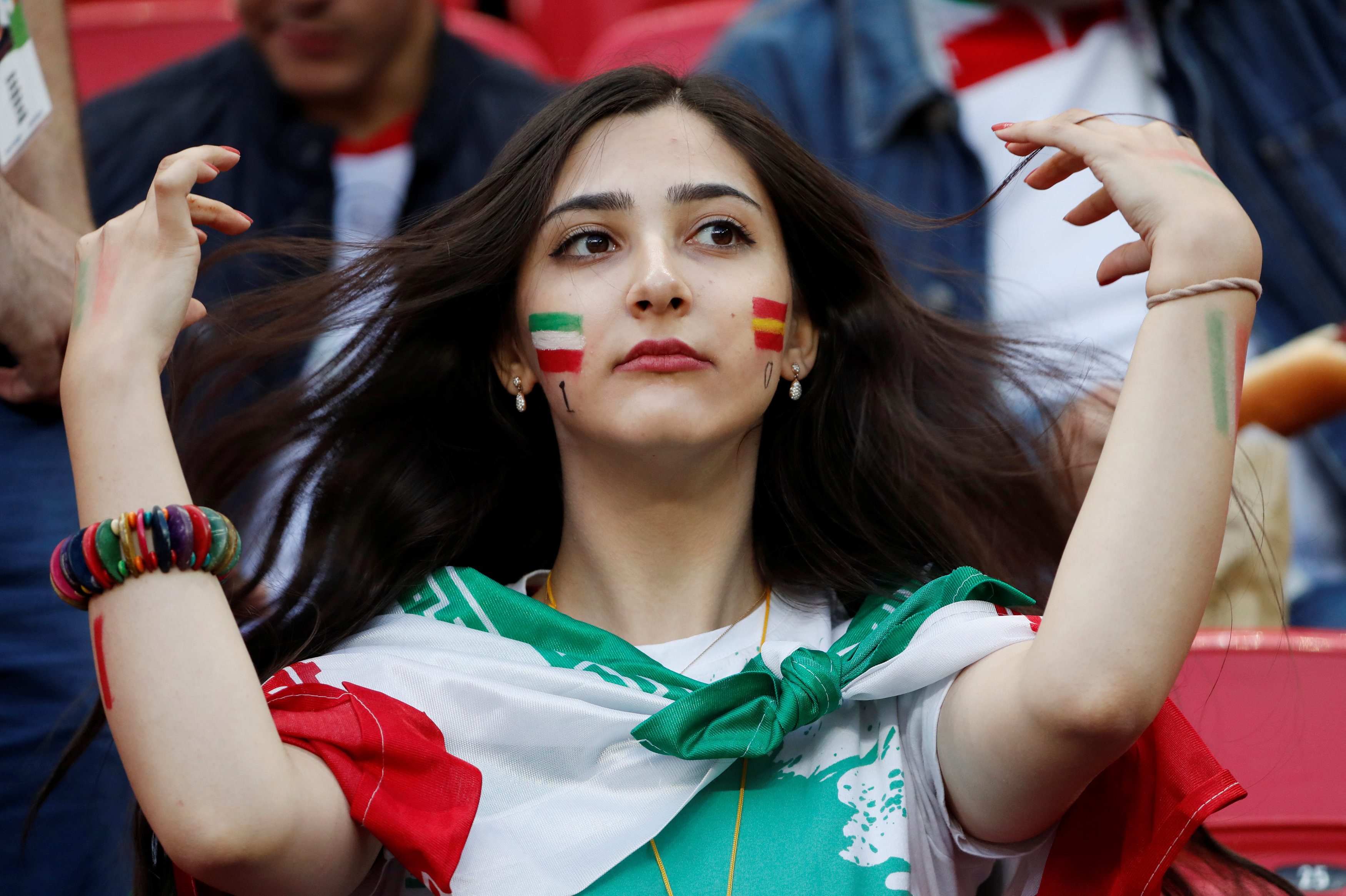 هل لاحظت رمية التماس الإيرانية الغريبة والجروح على صدر مدافع البرتغال؟ أغرب لقطات اليوم السابع!