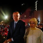 الرئيس التركي أردوغان وزوجته بعد فوزه بالانتخابات الرئاسية