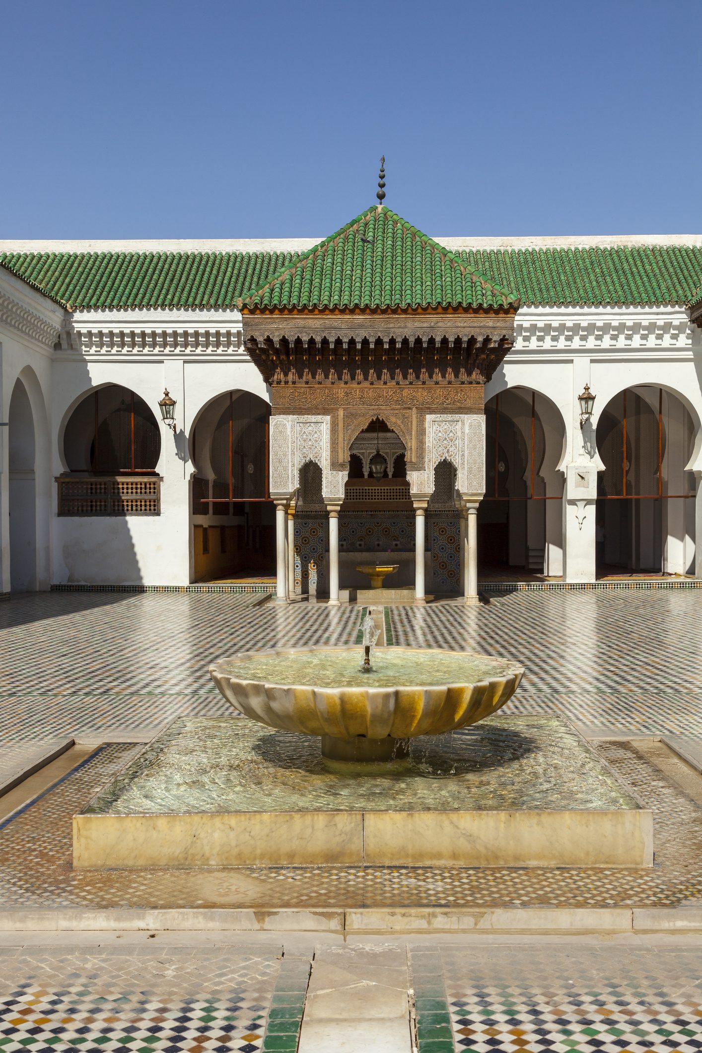 بهو جامعة القرويين، من أقدم جامعات العالم الإسلامي