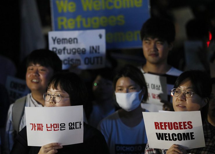 كوريون جنوبيون يرحبون باللاجئين