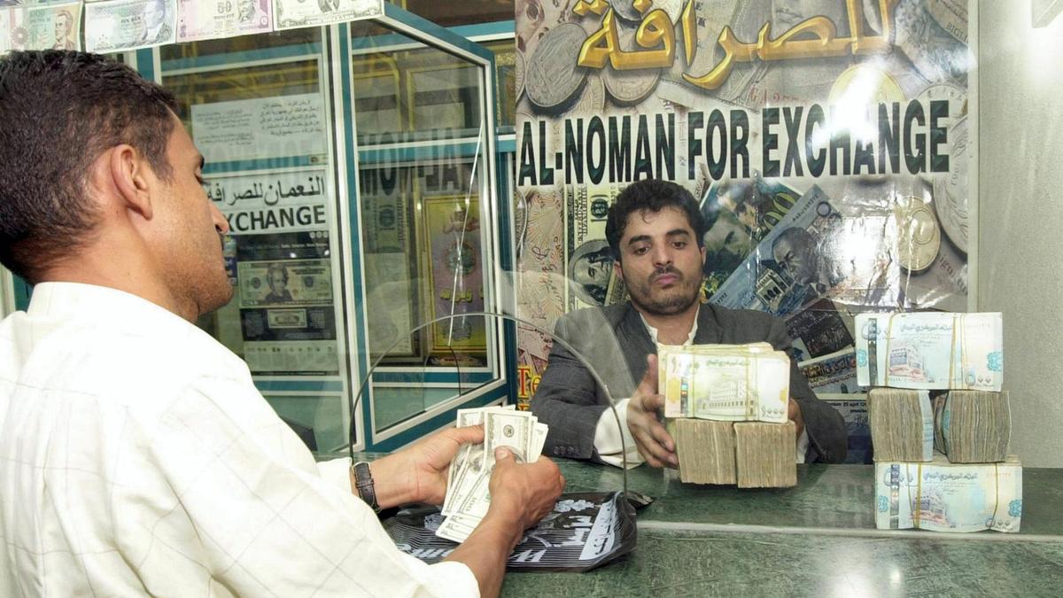 يصادر الحوثيون العملات الجديدة التي طبعتها الحكومة