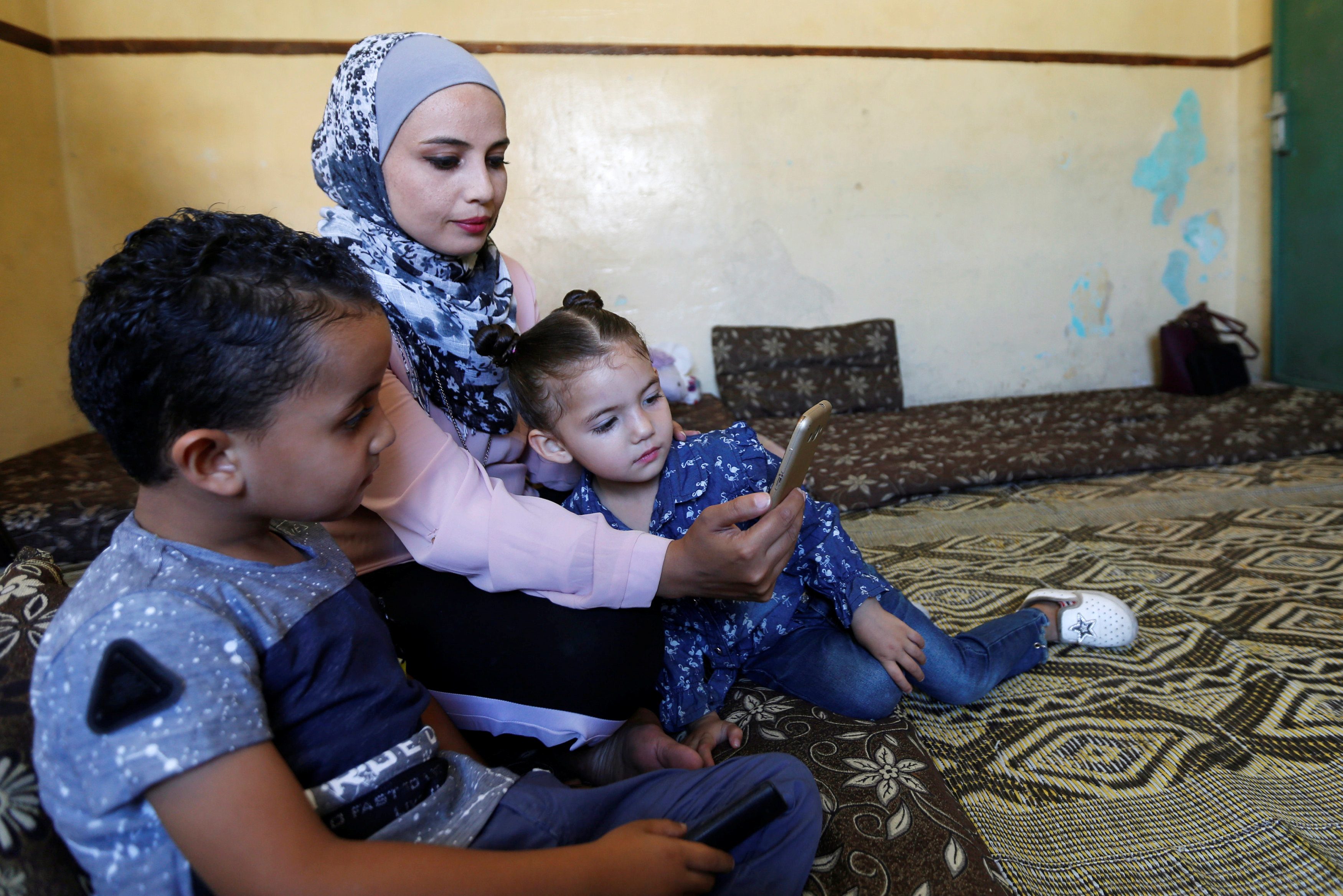 قانون لمّ شمل أصحاب الحماية الفرعية يدخل حيز التنفيذ في ألمانيا.. هذه معايير القبول، ومعاناة عائلات فرَّقها الحظر أعواماً