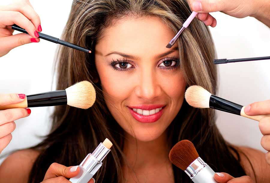 بالدليل العلمي.. مستحضرات التجميل تجعلك أكثر جاذبية، والسر ليس في أحمر الشفاه