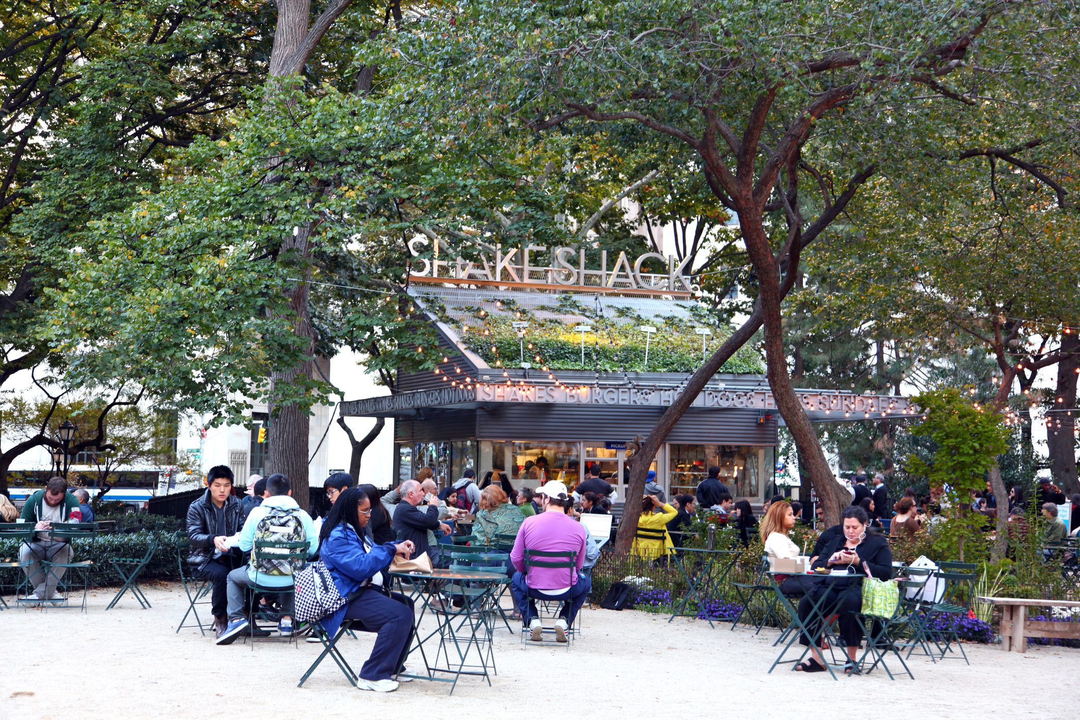 ما تشتهر به الحديقة بين الناس هو أنَّها موقع أولى مطاعم Shake Shack.