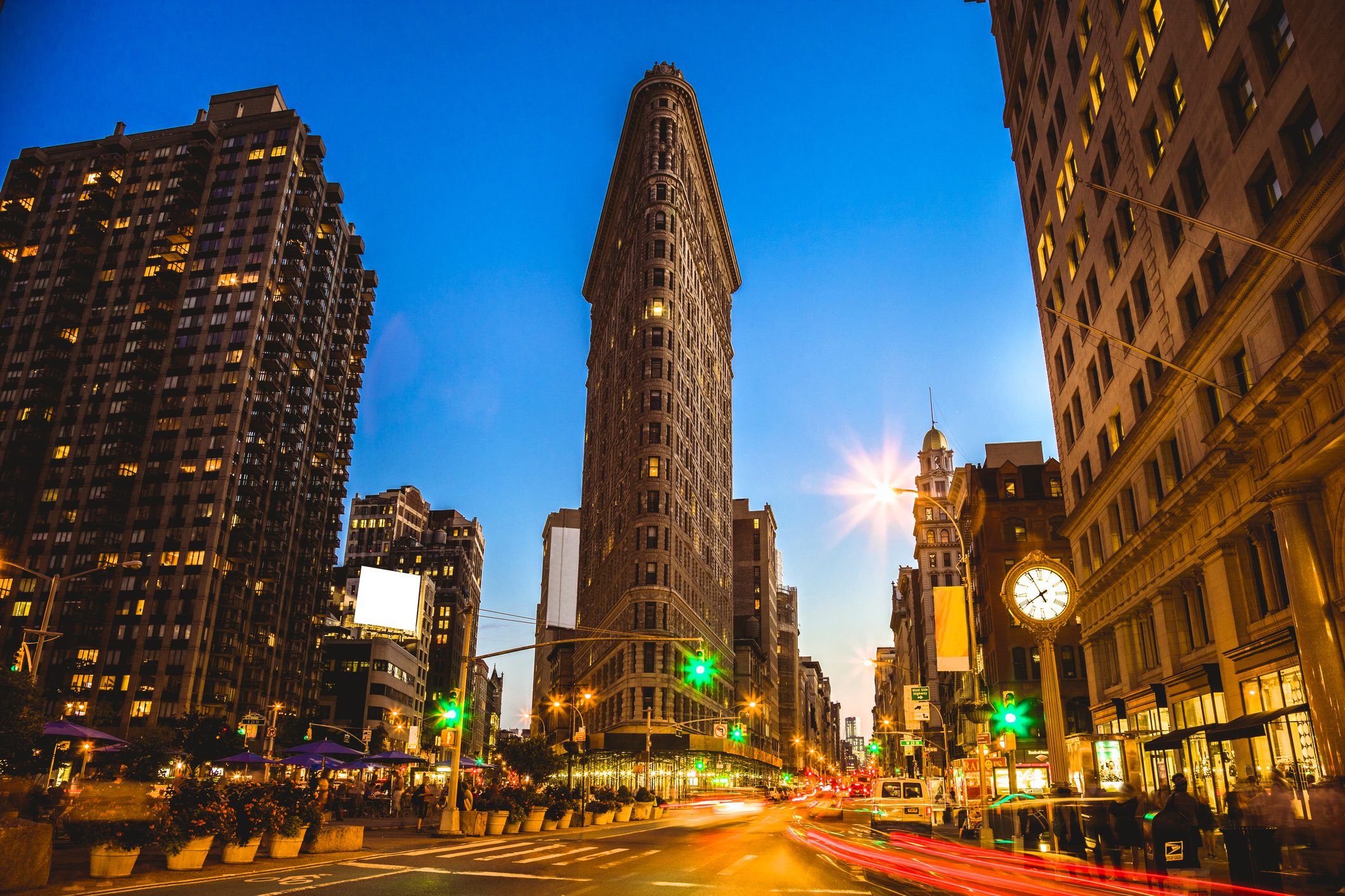 تتميز الساحة بمبانيها الأسطورية التي صممها كبار المهندسين