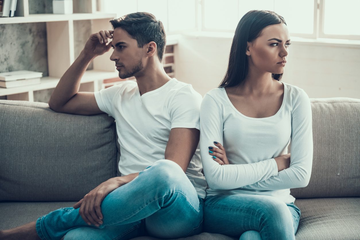 لقد أضحيتِ جحيماً لا يُطاق.. فإليكِ مني ورقةَ الطلاق!