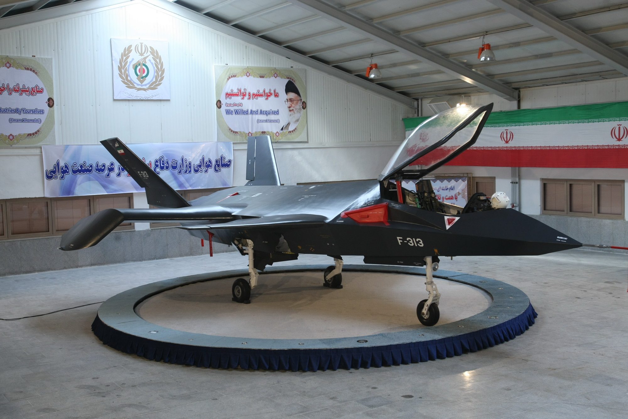 إيران تفتخر بصناعة طائرات حربية متطورة