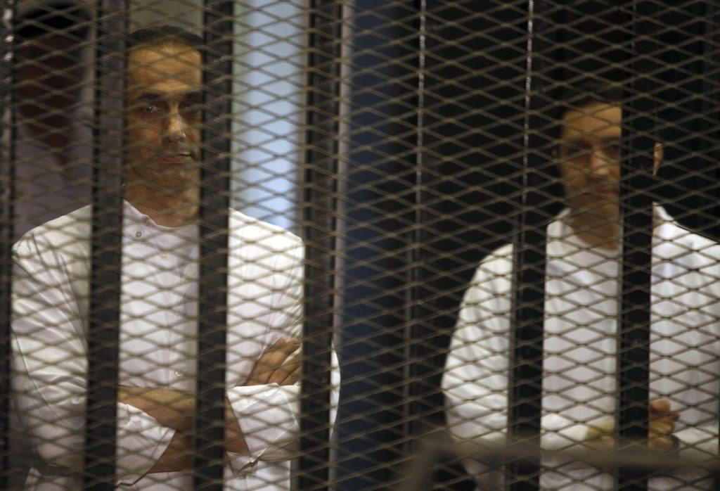 علاء مبارك يسخر من صحافي قال إن نجلي مبارك يتواصلان مع الإخوان