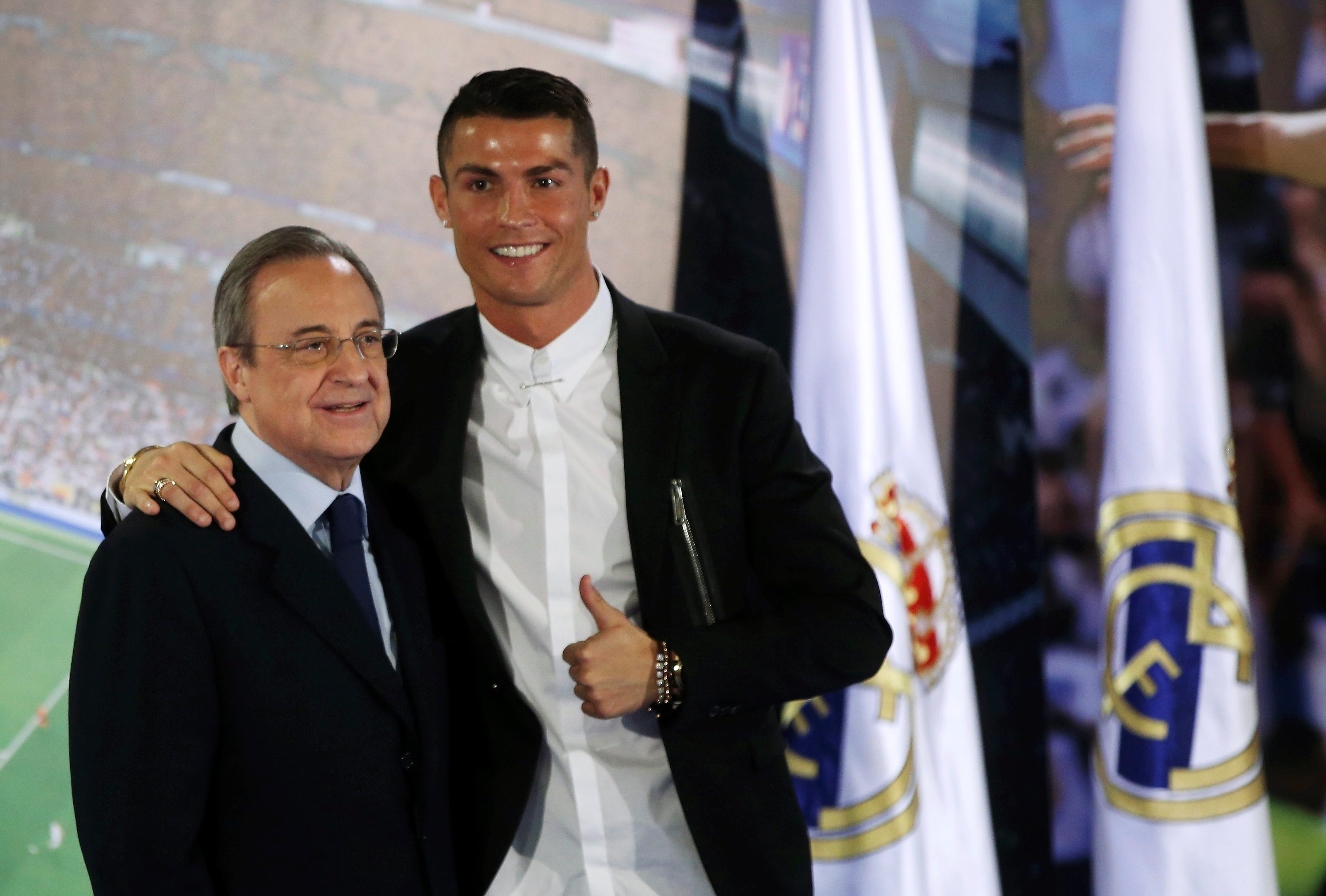 بعد أن انتهت سنوات الحب.. رونالدو يهاجم رئيس ريال مدريد: «هو سبب خسارتي جائزة الأفضل أوروبياً»