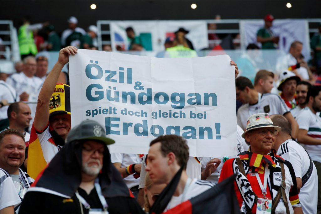 رويترز:لوحة للجماهير الألمانية رفي كأس العالم تشير إلى مسعود أوزيل و إلكاي جونجودان ورجب طيب أردوغان