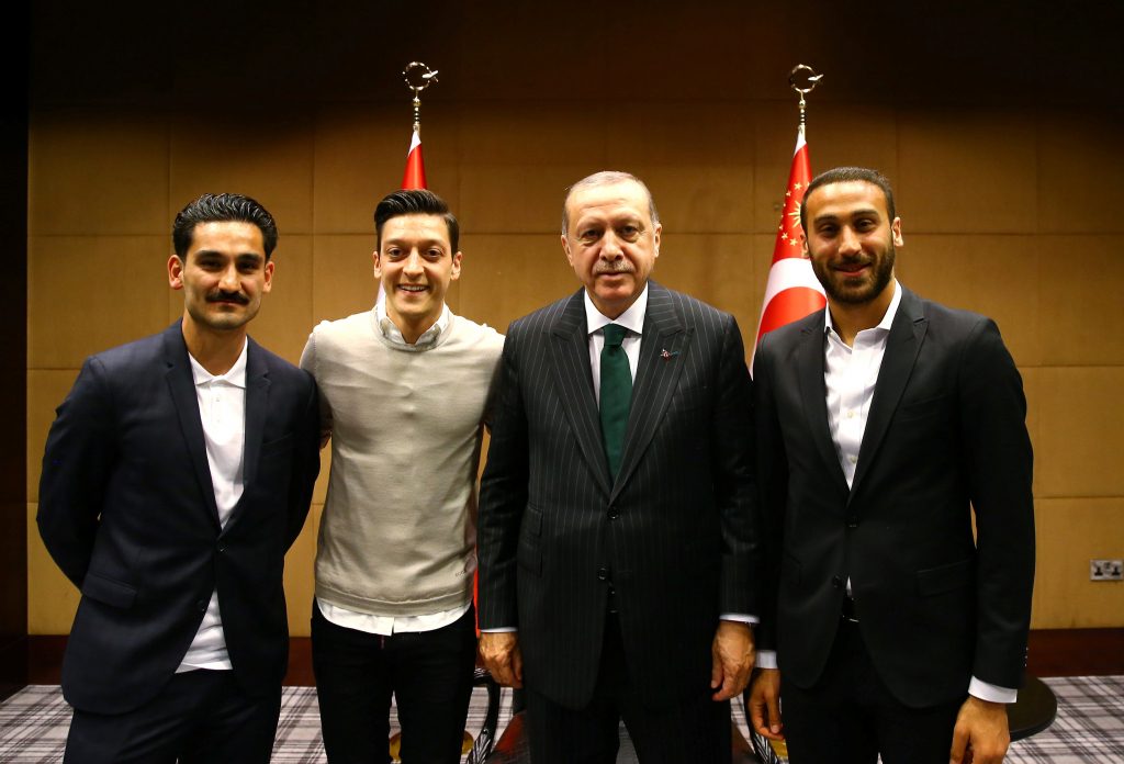 رويترز: الرئيس التركي رجب طيب أروغان مع مسعود أوزيل وجينك طوسون وإلكاي جونجودان