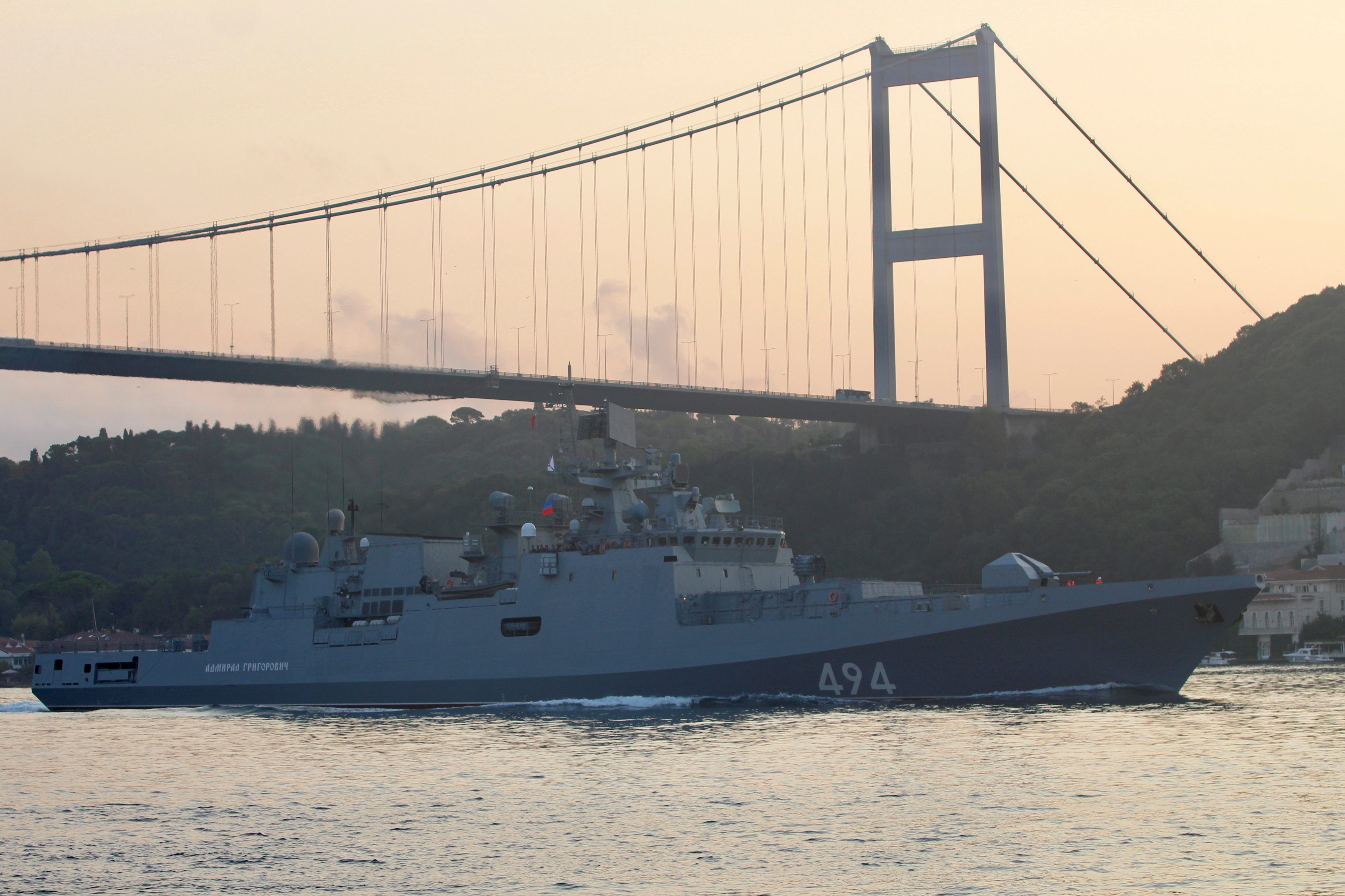 سفينة حربية روسية تعبر مضيق البوسفور متجهة نحو سوريا