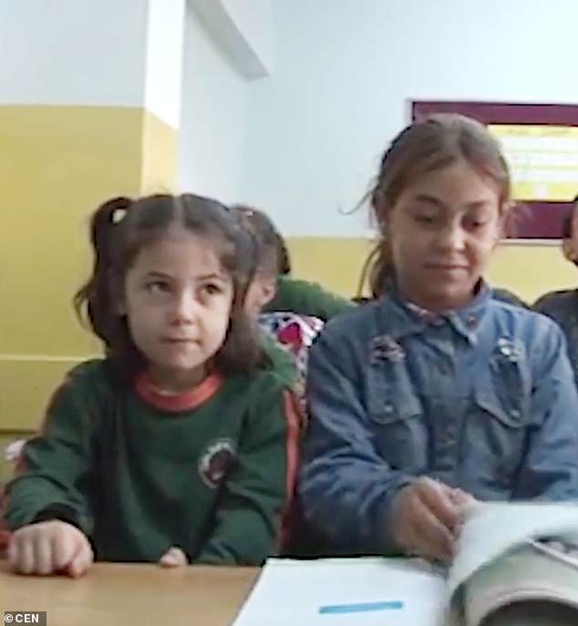 دي ميلي: طفلة سورية كانت تدرس فوق كومة نفايات