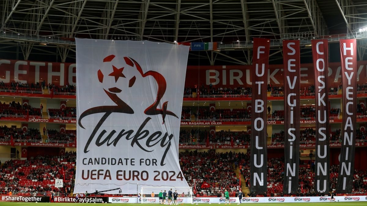 رويترز: الجماهير التركية ترفع لوحة لترشيح تركيا لاستضافة كأس أوروبا 2024