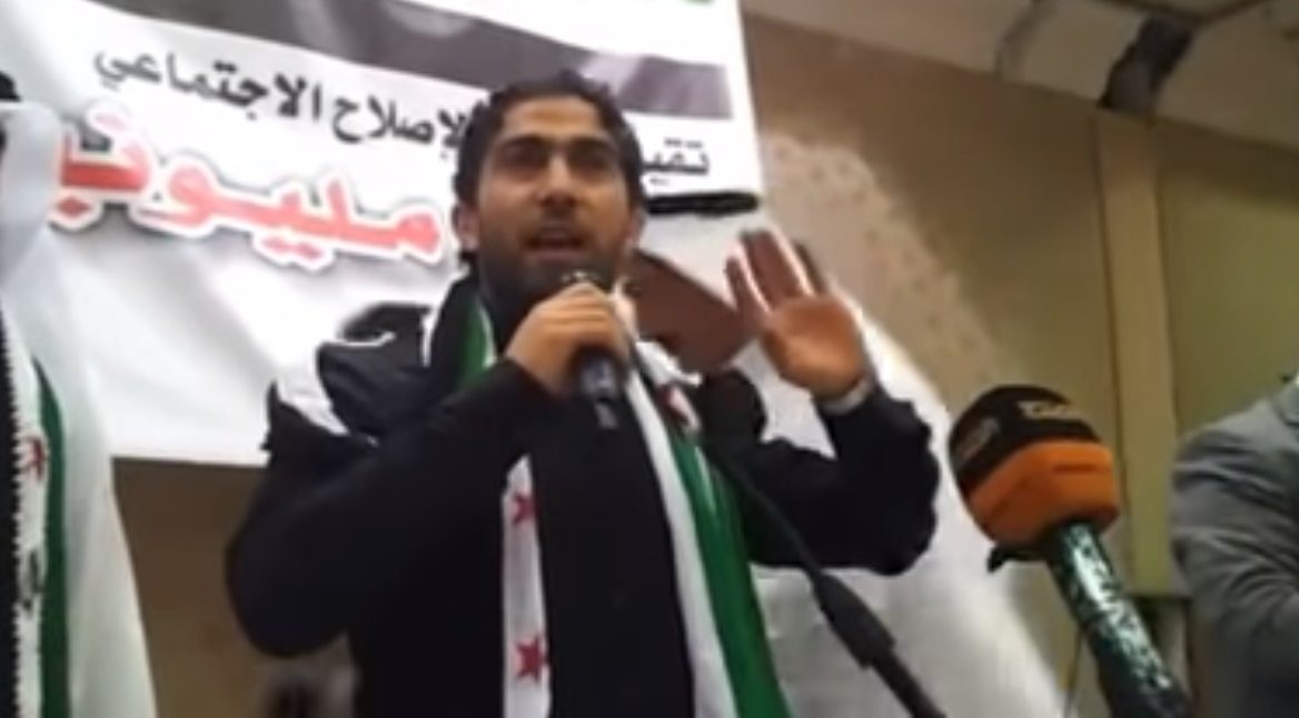 Social Media/ فراس الخطيب يحمل علم الثورة السورية