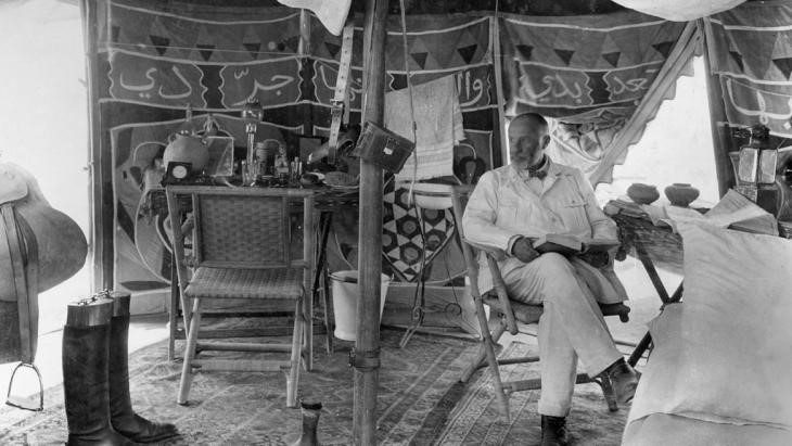 أوبنهايم في إحدى الخيام البدوية