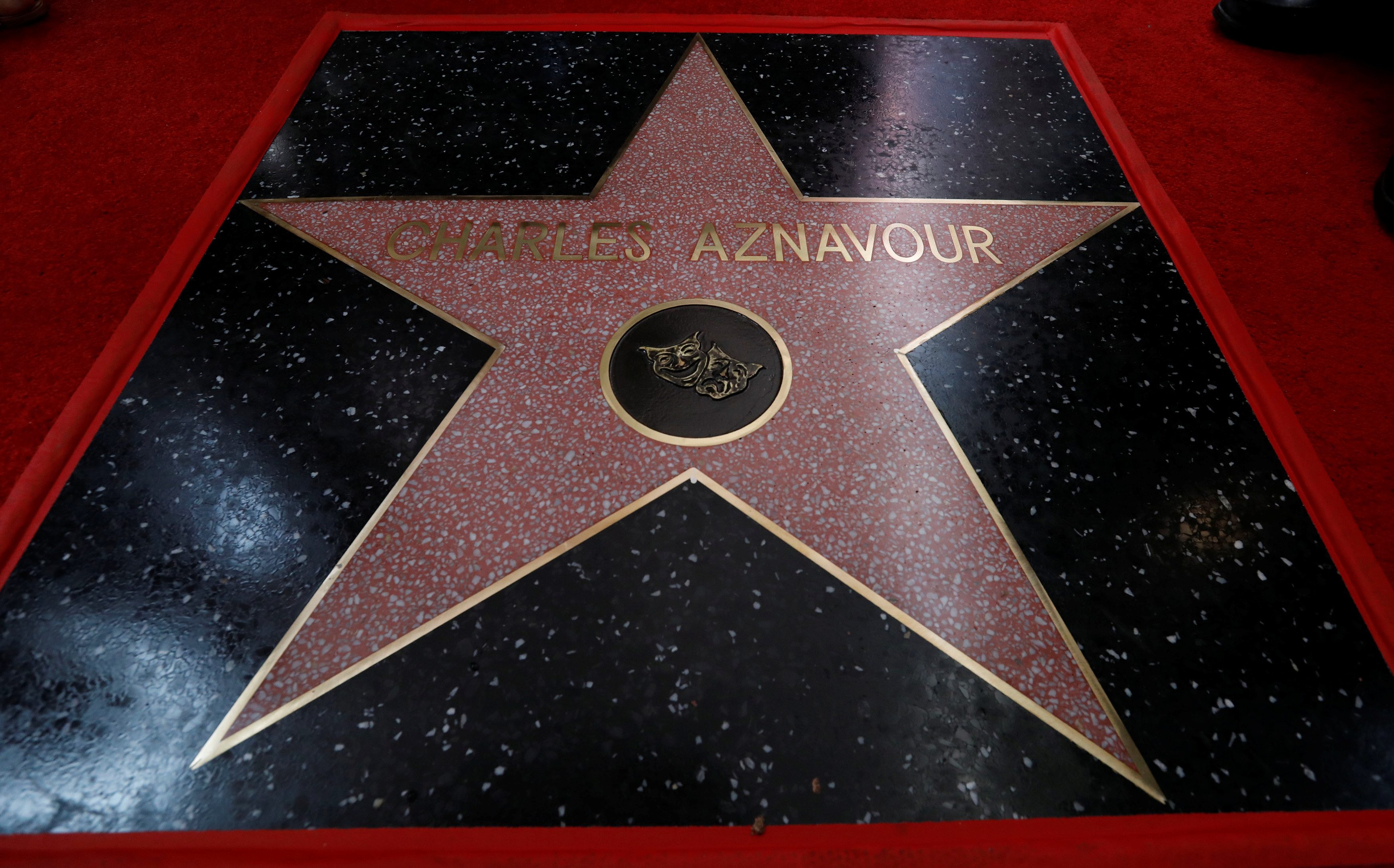 رويترز: اسم شارل أزنافور في قاعة المشاهير بهوليوود