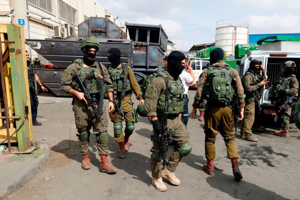 شاب فلسطيني ينفذ هجوماً مسلحاً ويقتل إسرائيليَّين قبل أن يلوذ بالفرار