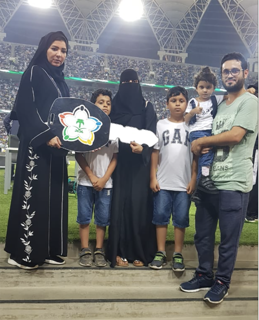 Social Media/ مشجعة سعودية تفوز بسيارة في بطولة سوبر كلاسيكو في السعودية