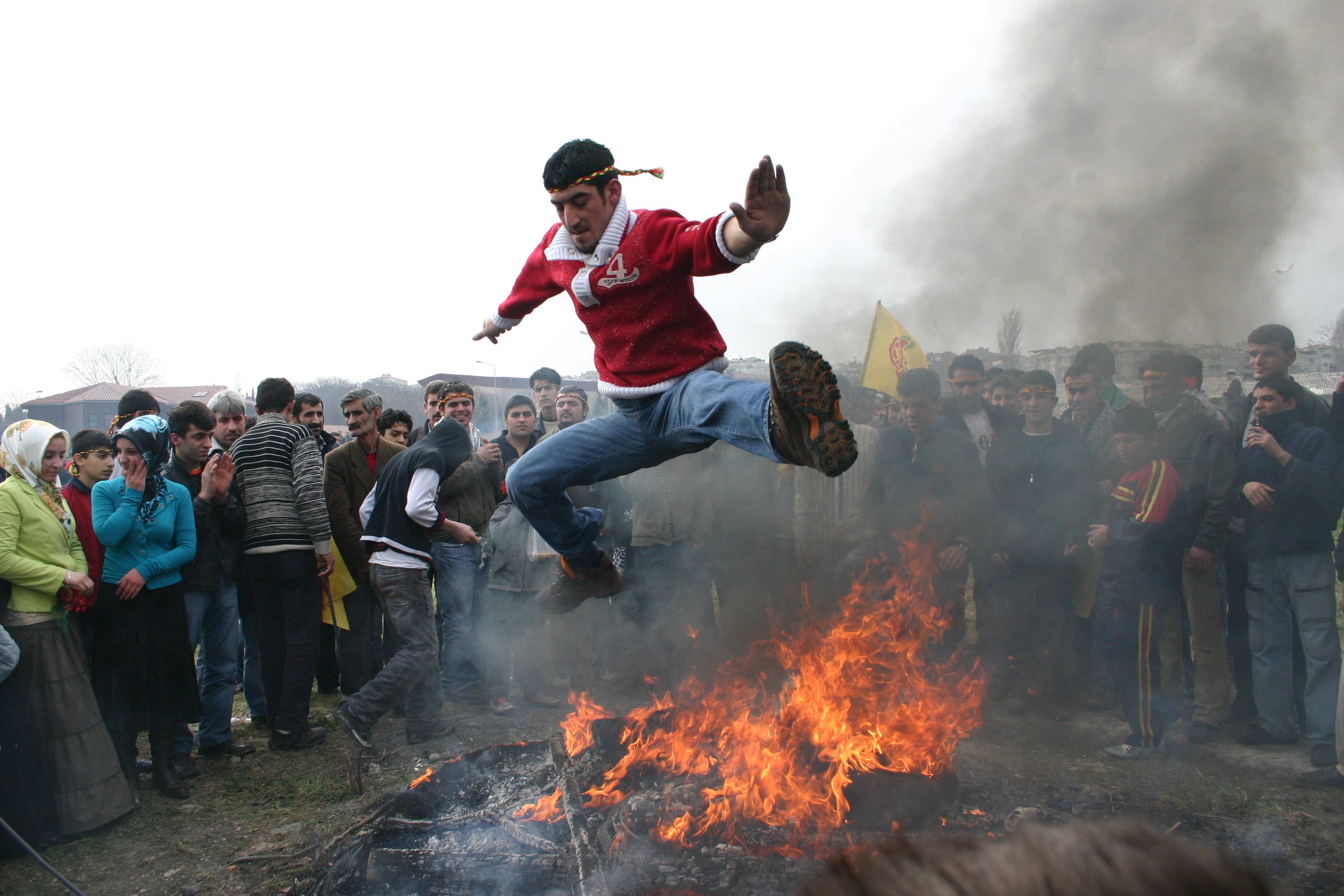 يشعلون النيران في الشوارع وقمم الجبال للاحتفال الأكراد ثقافة غني ة بالأساطير والأعياد المميزة