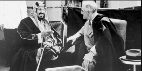 الملك عبد العزيز وروزفلت تفاصيل اللقاء الذي جهز الرئيس الأمريكي سفينته الحربية بخيمة وأغنام ثم أصابه أكبر فشل