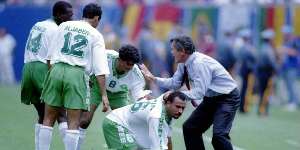 المدرب الأرجنتيني خورخي سولاري مع المنتخب السعودي في كأس العالم 1994