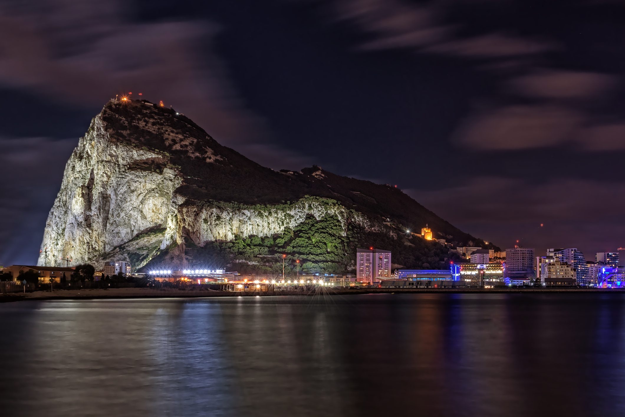 مشهد ليلي لصخرة جبل طارق/ISTOCK