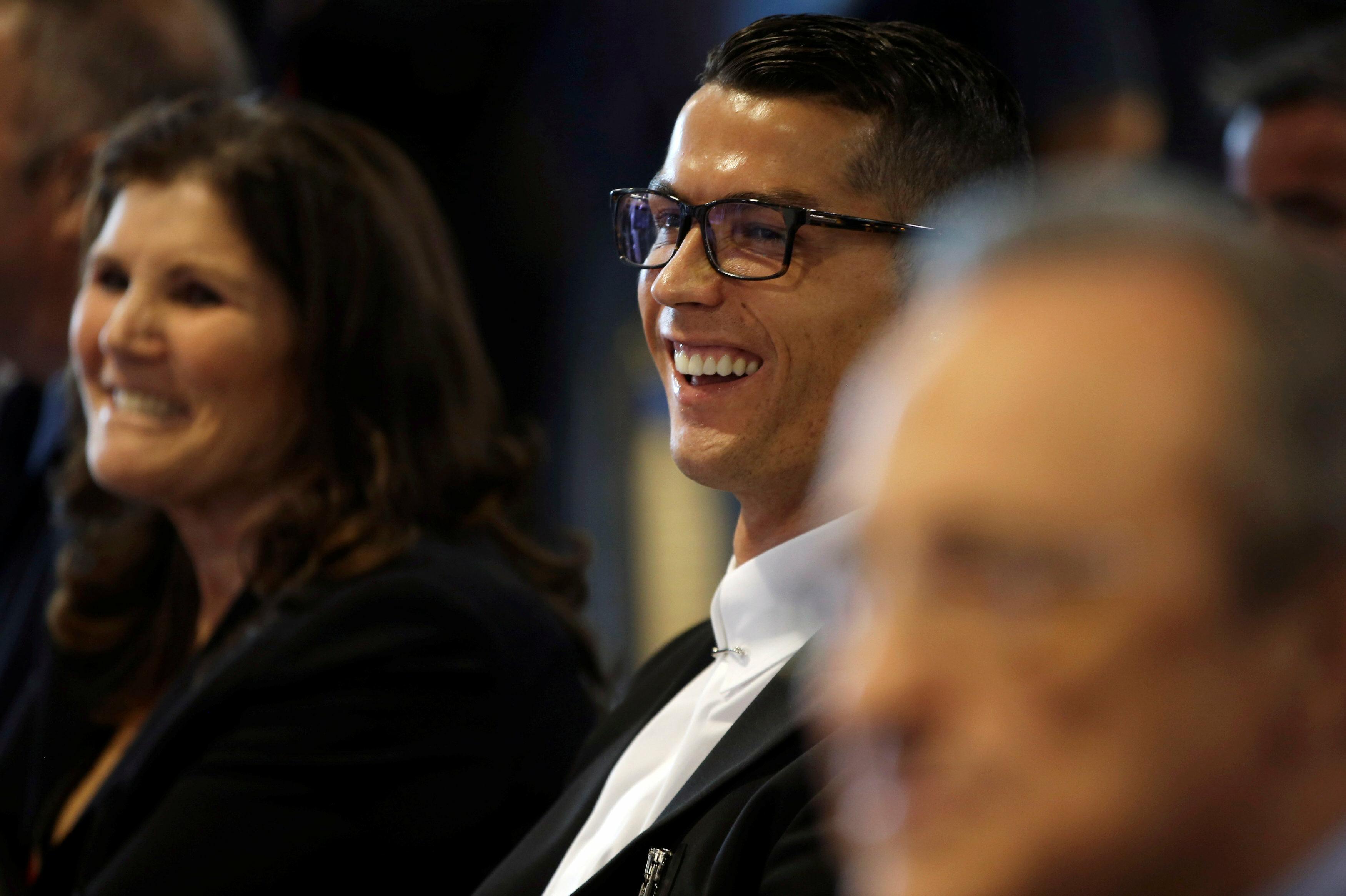 سبب رحيل كريستيانو رونالدو عن ريال مدريد هو فلورينتينو بيريز بحسب اللاعب البرتغالي (رويترز)