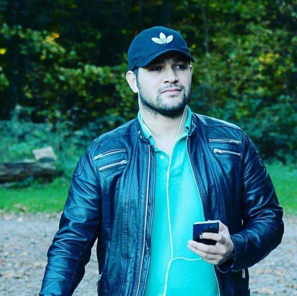 أمير DZ صاحب صفحة شهيرة على موقع فيسبوك يتابعها حوالي 2.5 مليون شخص