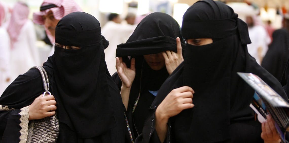 ديكور موناليزا سينما الزي الرسمي للنساء في السعودية 