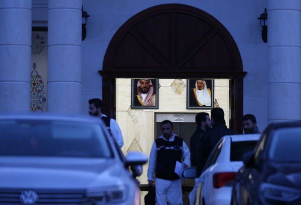 صورة الملك وولي العهد في الفيلا / Haberturk