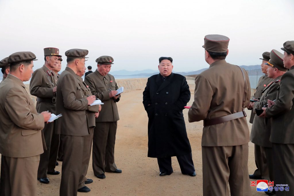 الزعيم الكوري الشمالي كيم جونغ أون يقود تجربة سلاح تكتيكي تم تطويره حديثا
