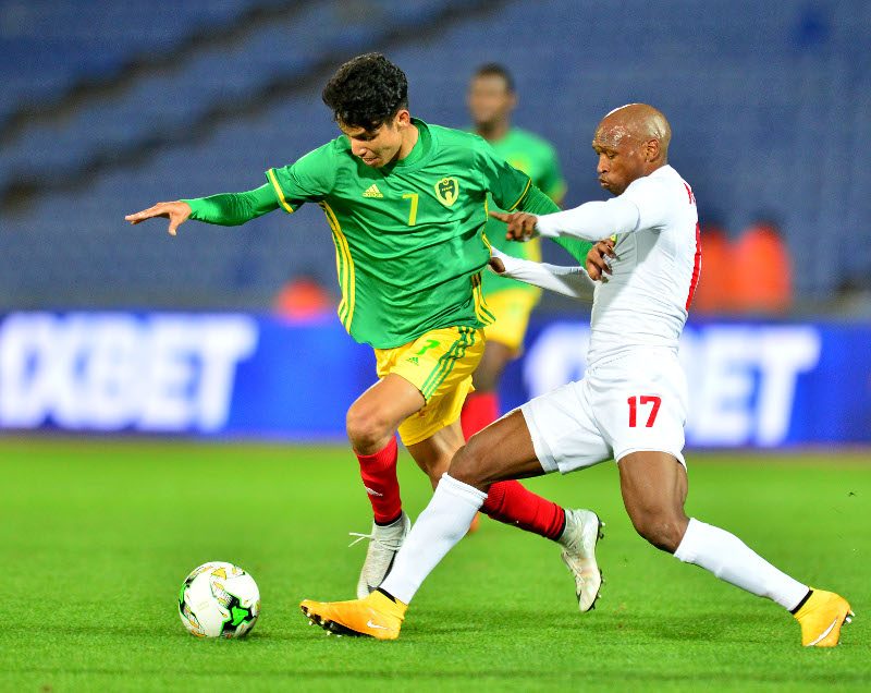لاعب منتخب موريتانيا هيمية تيجاني مع لاعب منتخب غينيا عبد الله نبي كامارا في كأس إفريقيا للمحليين 2018 (CAF)