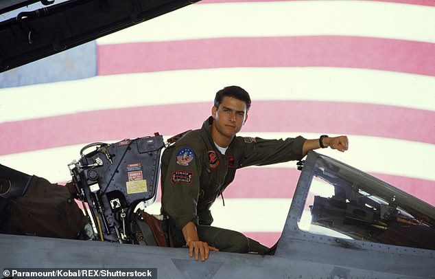 بعد أن كسر كاحله مؤخرا توم كروز يتعلم قيادة الطائرات المقاتلة من أجل فيلمه القادم Top Gun 2