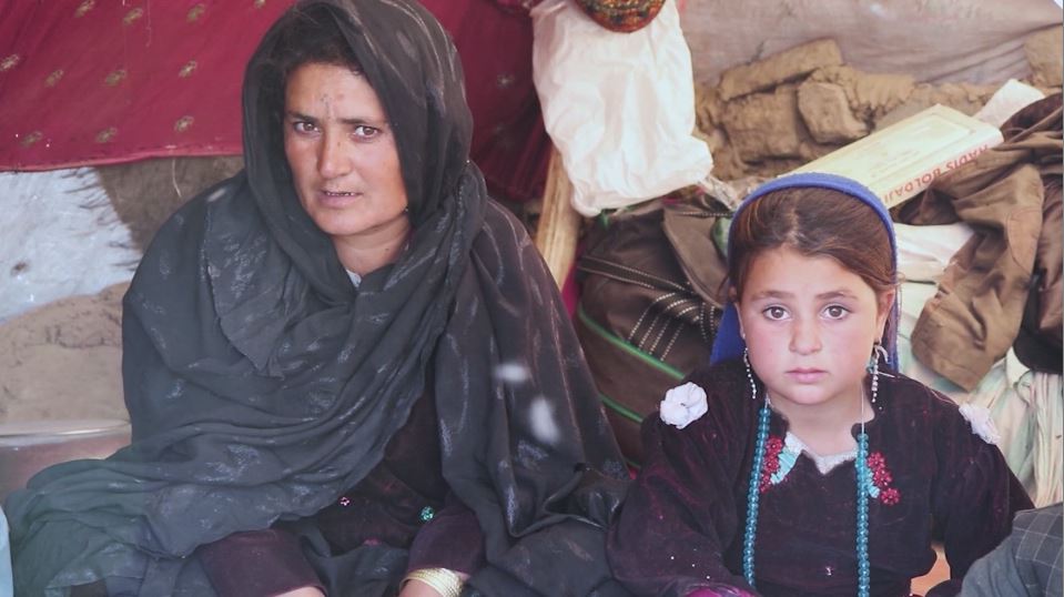 أمّ أفغانية أُجبرت على بيع طفلتها الصغيرة