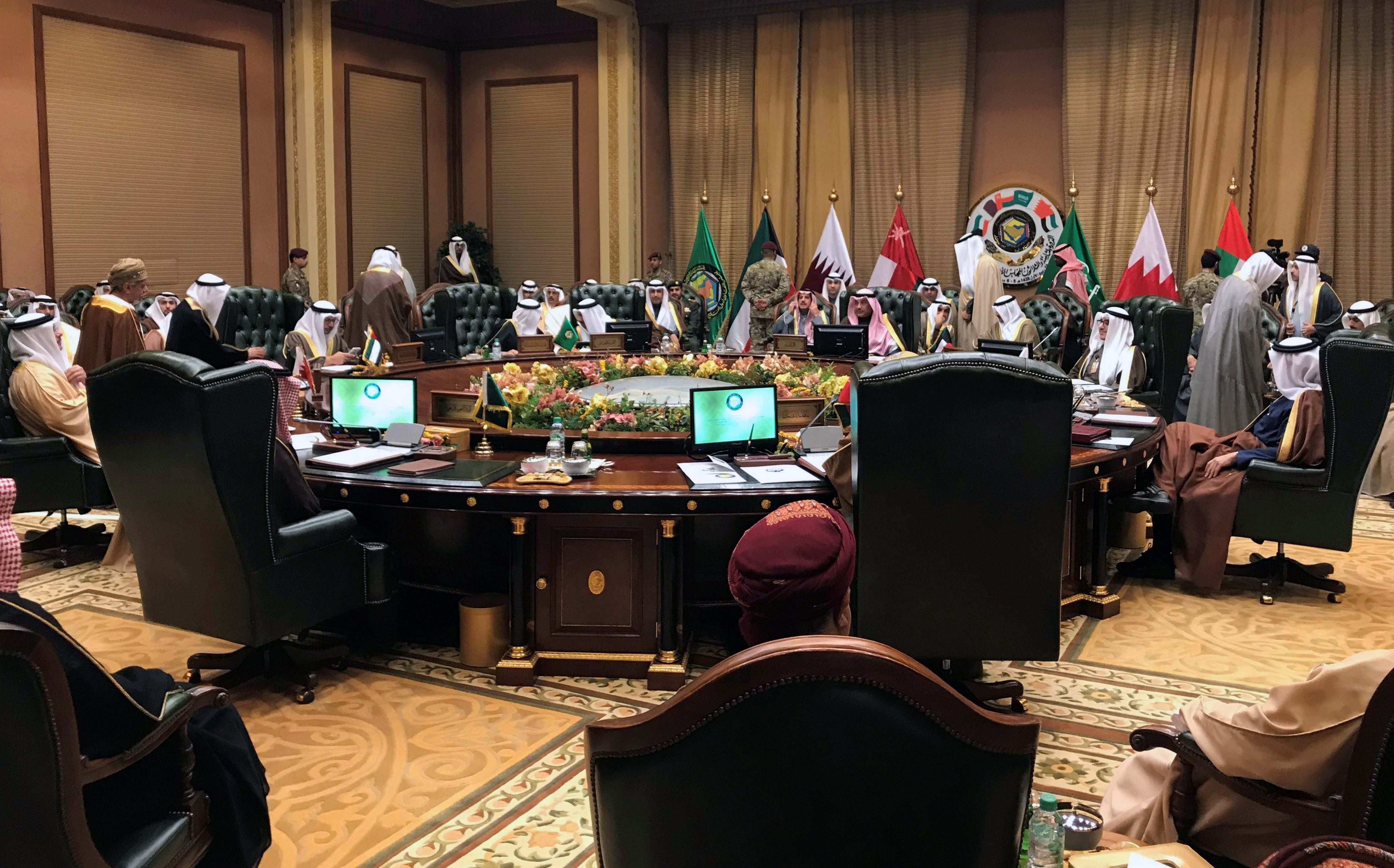 الرياض تبدأ توزيع دعوات حضور القمة الخليجية، والكويت تتمنى حضور كل الأعضاء