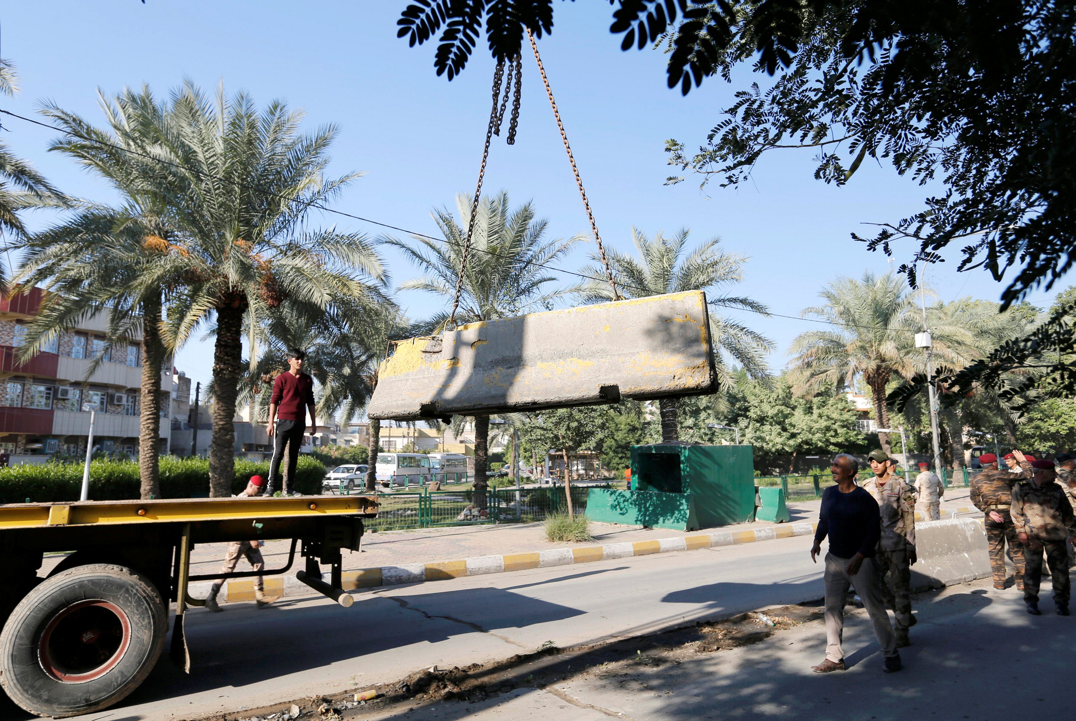 إزالة حاجز إسمنتي على شارع يؤدي إلى المنطقة الخضراء في بغداد